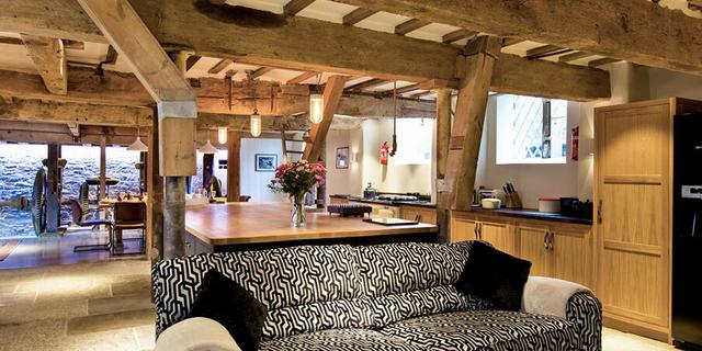 A Shford Mill Black and white sofa N2 1 803387601