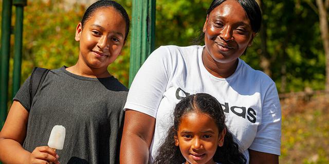 Mum and two girls 3000 x2000px 1006994786
